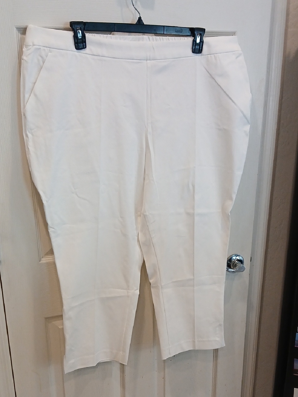 Isaac Mizrahi White Pull-On Capri Pants